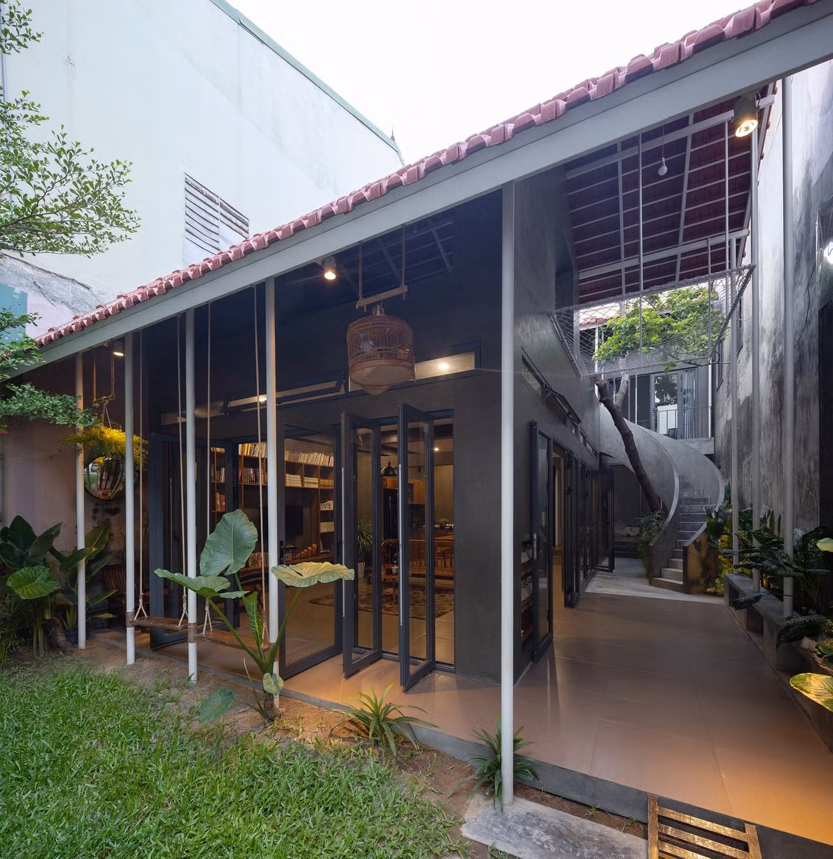  Ngôi nhà có cấu trúc không gian hình chữ U rất đơn giản với 3 khoảng vườn chính: sân trước, sân trong và sân mái.