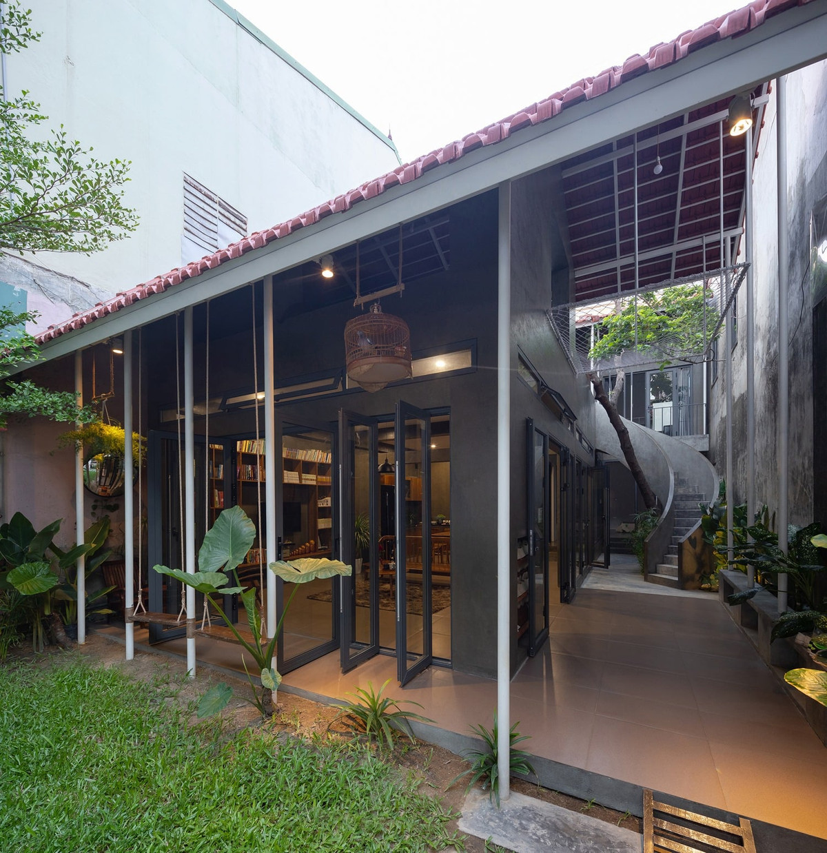  Ngôi nhà có cấu trúc không gian hình chữ U rất đơn giản với 3 khoảng vườn chính: sân trước, sân trong và sân mái.