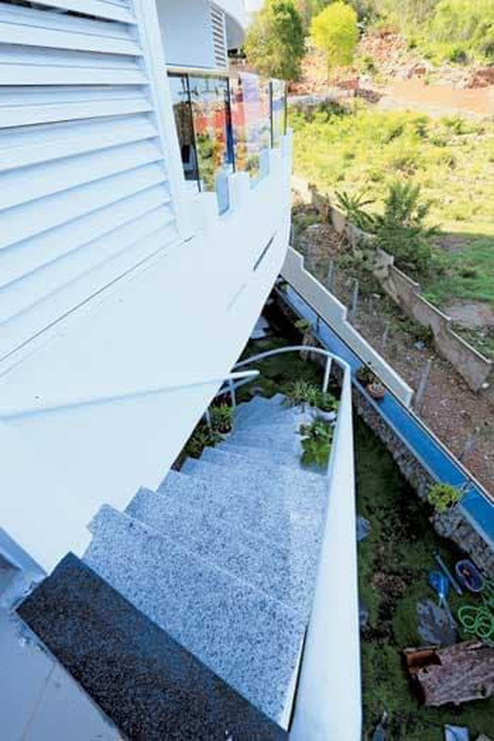 Bên ngoài, cũng với màu trắng tinh khôi ấy đan xen giữa cái màu xanh ngăn ngắt của biển và xanh biếc của cây khiến căn nhà thêm lung linh, huyền ảo như ở chốn thần tiên. Ảnh: CL&amp;XH.