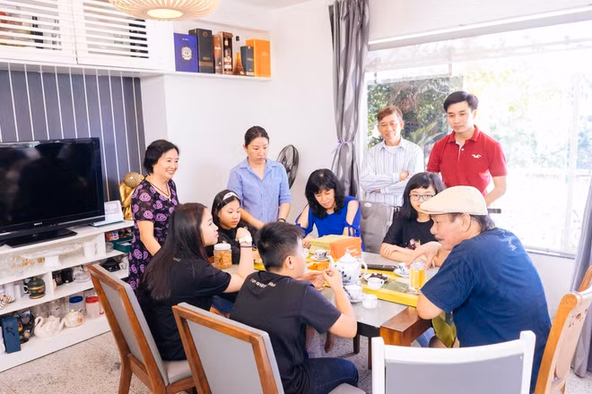 Không gian chức năng tầng dưới gồm hai phòng ngủ, bếp - phòng ăn, phòng làm việc và phòng sinh hoạt chung. Tầng trên là một phòng ngủ và phòng thờ. Ảnh: Zing.