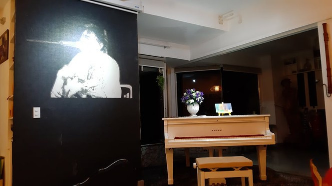 Bước vào căn hộ là hình đen trắng của nhạc sĩ Trần Tiến được phóng to và cây piano mà ông thường ngồi sáng tác. Ảnh: Tiền phong.