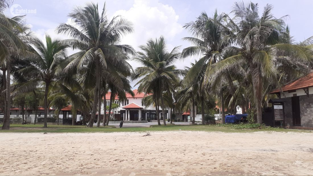 Hoi An Beach Resort nằm cách bờ biển Cửa Đại bị sạt lở khoảng hơn 200 m. Ảnh: Cafeland.