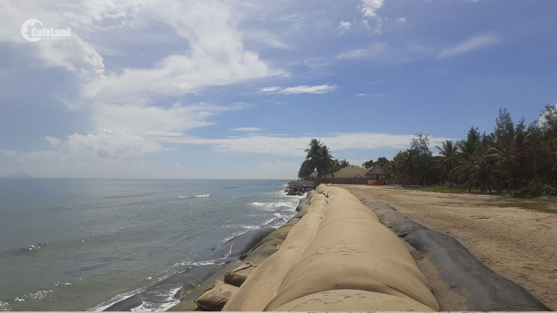 Bên cạnh bãi tắm Cửa Đại sạt lở nghiêm trọng là Victoria Beach resort &amp; Spa Hội An và đối diện là Hội An Beach Resort. Ảnh: Cafeland.