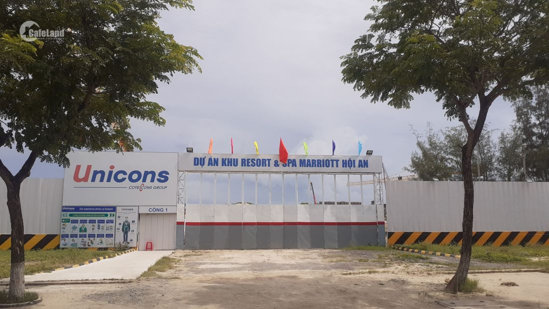 Một dự án nằm bên cạnh bờ biển Cửa Đại bị sạt lở đang trong quá trình triển khai đầu tư xây dựng. Ảnh: Cafeland.