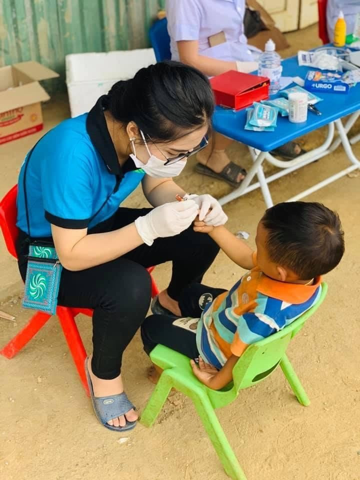 Gần đây, Ly còn tham gia tình nguyện cho dự án Hành trình ước mơ xanh, giúp xây dựng đường giao thông, vận chuyển nước sạch cho người dân vùng cao Yên Bái. Ảnh: Lao động.