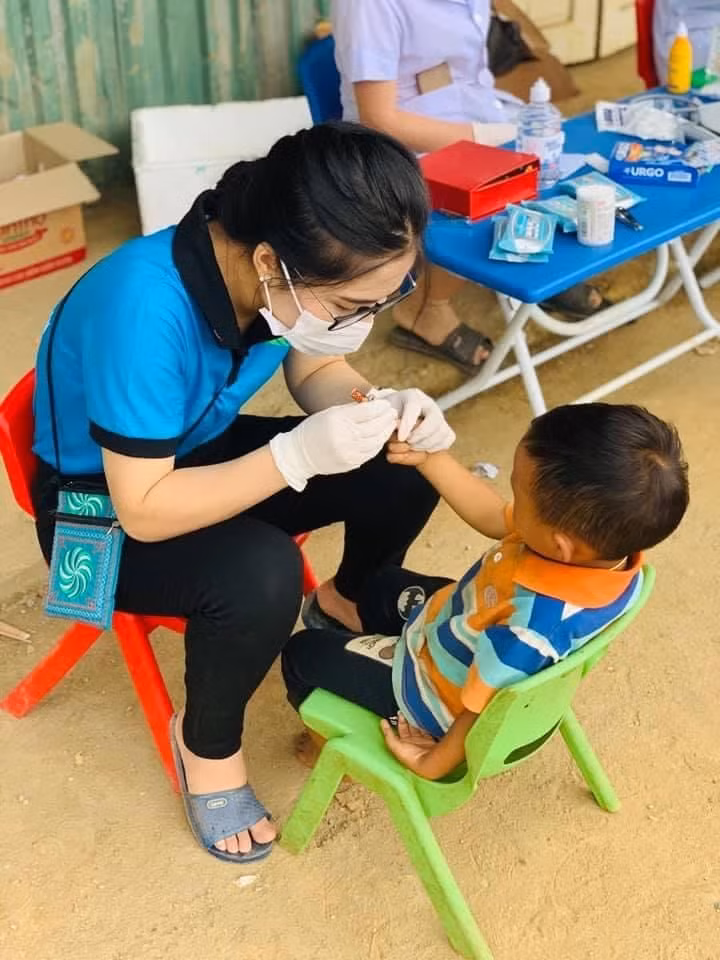 Gần đây, Ly còn tham gia tình nguyện cho dự án Hành trình ước mơ xanh, giúp xây dựng đường giao thông, vận chuyển nước sạch cho người dân vùng cao Yên Bái. Ảnh: Lao động.