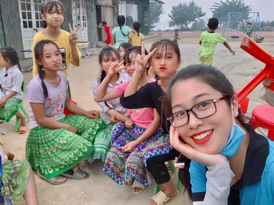 Bên cạnh đó, Vân Ly cũng là một tình nguyện viên tích cực của tổ chức “Team thiện nguyện Hà Nội”, thường xuyên tham gia vào các hoạt động từ thiện, quyên góp và phát quà cho các cá nhân có hoàn cảnh khó khăn ở vùng sâu vùng xa.