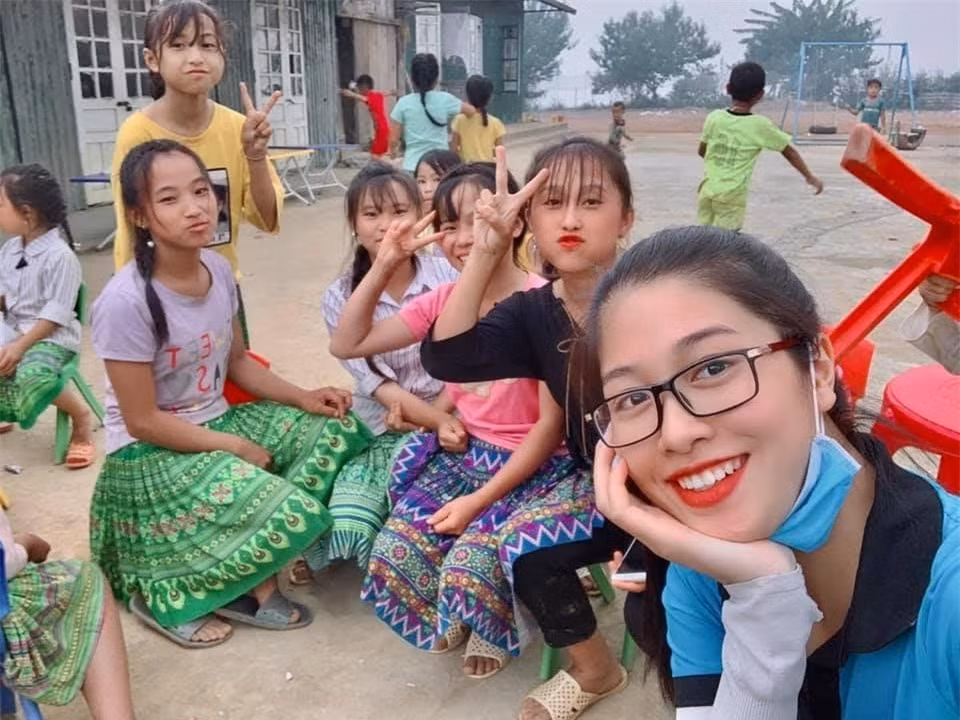 Bên cạnh đó, Vân Ly cũng là một tình nguyện viên tích cực của tổ chức “Team thiện nguyện Hà Nội”, thường xuyên tham gia vào các hoạt động từ thiện, quyên góp và phát quà cho các cá nhân có hoàn cảnh khó khăn ở vùng sâu vùng xa.