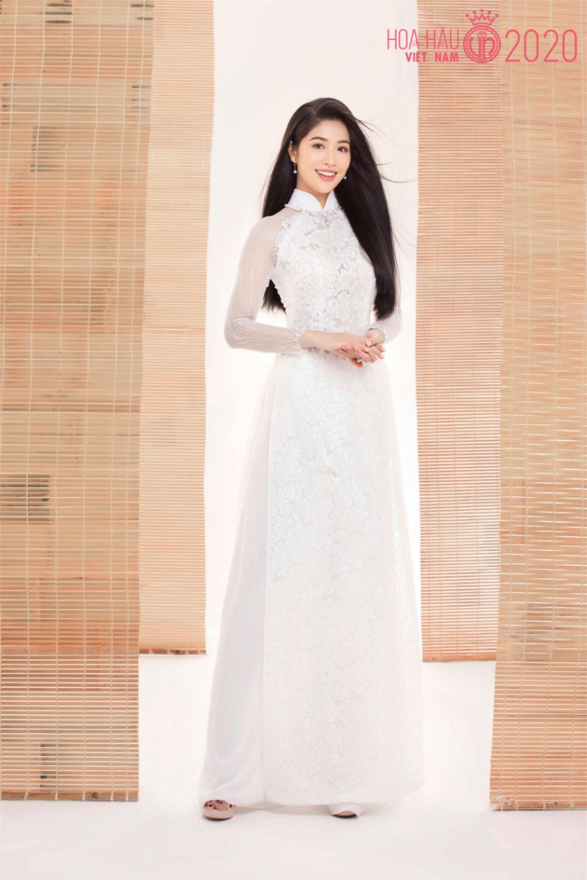 Người đẹp hàng không duyên dáng trong tà áo dài. Ảnh: HHVN.