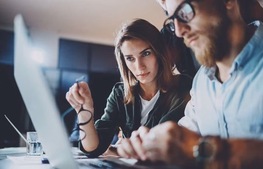 Nhân viên ngân hàng thường nhận được mức lương khá cao song họ phải chịu áp lực khá lớn. Một cuộc điều tra của CBC cho thấy, một số nhân viên đã quá căng thẳng về việc đạt được mục tiêu doanh số đến mức họ phải xin nghỉ phép.