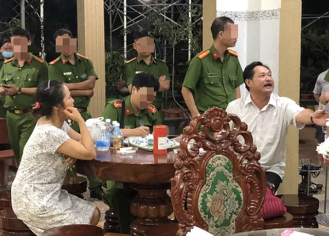 Tối 1/12, đại gia Thiện Soi bị cơ quan CSĐT Công an thị xã Phú Mỹ (tỉnh Bà Rịa - Vũng Tàu) đã thi hành lệnh bắt tạm giam để điều tra làm rõ về hành vi cho vay nặng lãi trong giao dịch dân sự và rửa tiền. Ảnh: Người lao động.