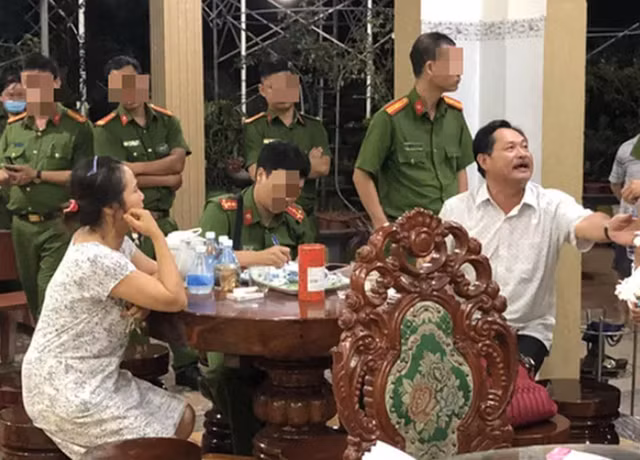 Tối 1/12, đại gia Thiện Soi bị cơ quan CSĐT Công an thị xã Phú Mỹ (tỉnh Bà Rịa - Vũng Tàu) đã thi hành lệnh bắt tạm giam để điều tra làm rõ về hành vi cho vay nặng lãi trong giao dịch dân sự và rửa tiền. Ảnh: Người lao động.