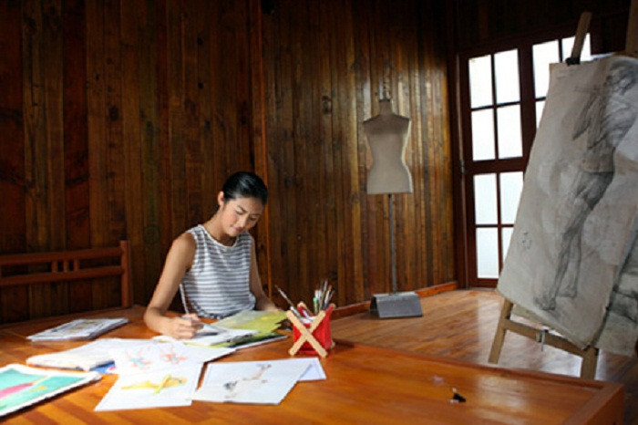 Hoa hậu Ngọc Hân tốt nghiệp trường Đại học Mỹ thuật công nghiệp và hiện đang là một trong những NTK được chú ý trong làng thời trang Việt Nam. Người đẹp cũng cho ra mắt thương hiệu thời trang riêng.