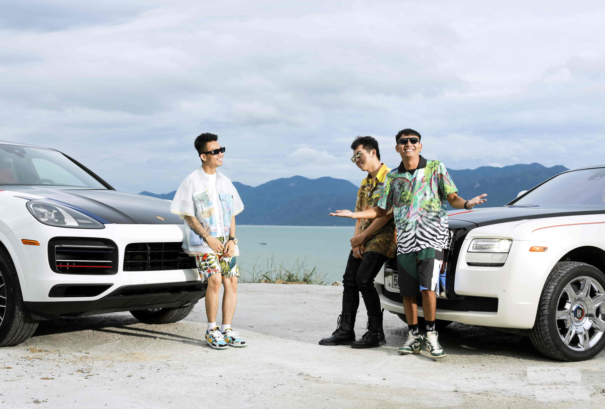 Doanh nhân Minh Nhựa tiết lộ: "Khi mọi người biết đến một đại gia Minh Nhựa thì đó đã là thành quả của suốt mười mấy năm lao động của tôi. Từ một cậu bé tuổi ăn tuổi học, tôi đã phải phụ giúp công việc kinh doanh gia đình, đến khi là sinh viên vẫn phải đi làm".