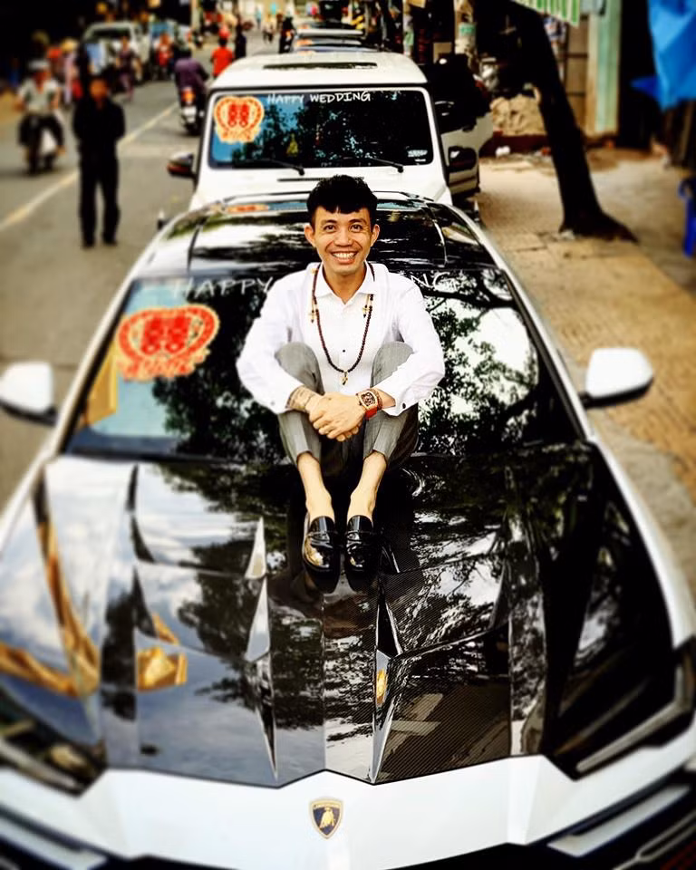 Dù xuất hiện với hình ảnh sanh chảnh bên siêu xe, hàng hiệu nhưng trong kinh doanh, đại gia Minh Nhựa cũng có nhiều đóng góp cho công ty của gia đình. Anh hiện là Phó Tổng giám đốc Công ty Nhựa Long Thành.