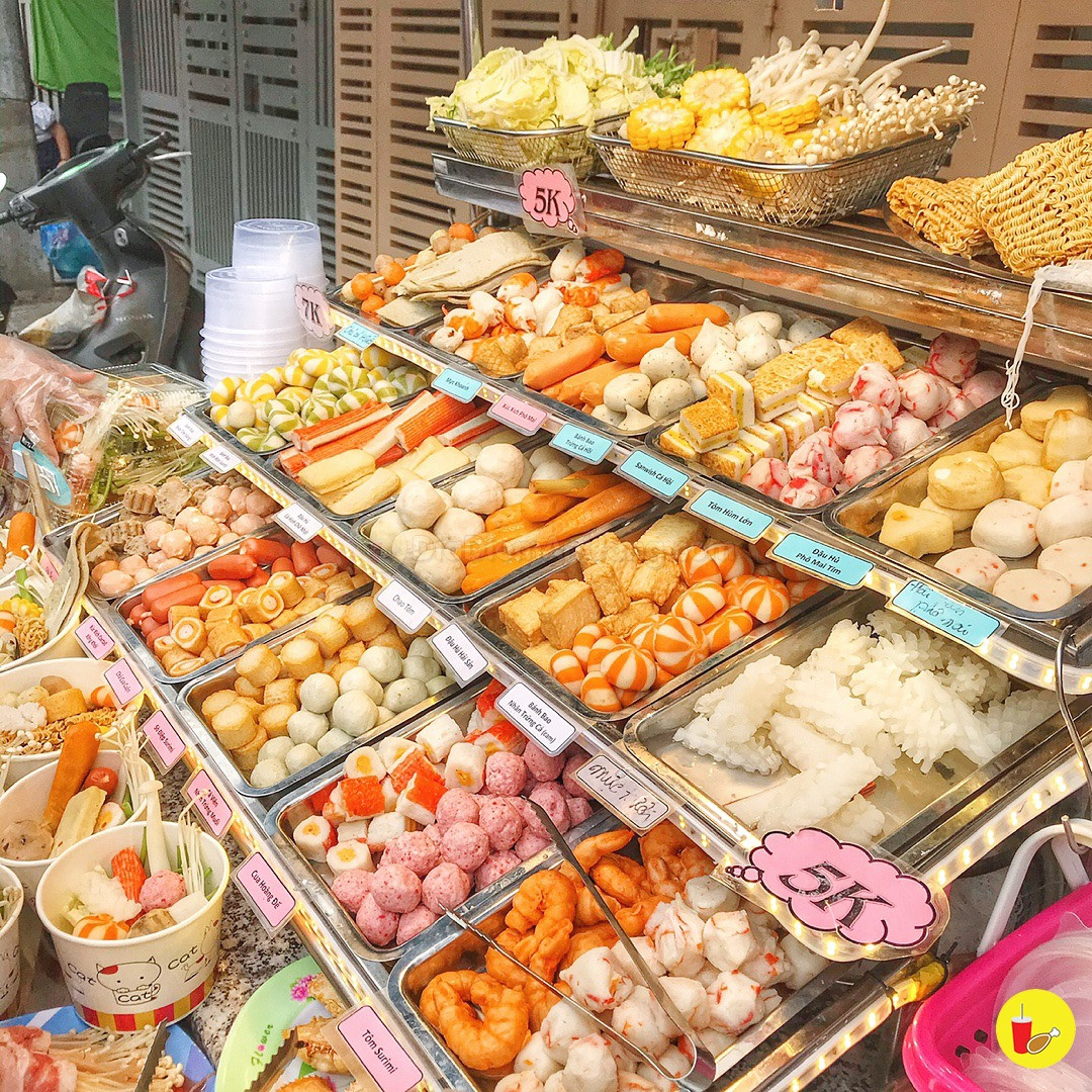 Trong đó, có tới 40 loại nhân như tôm, bò cuộn nấm kim châm, mực, nhiều loại cá viên khá lạ, cua bi, chả bò viên, sủi cảo, xíu mại..