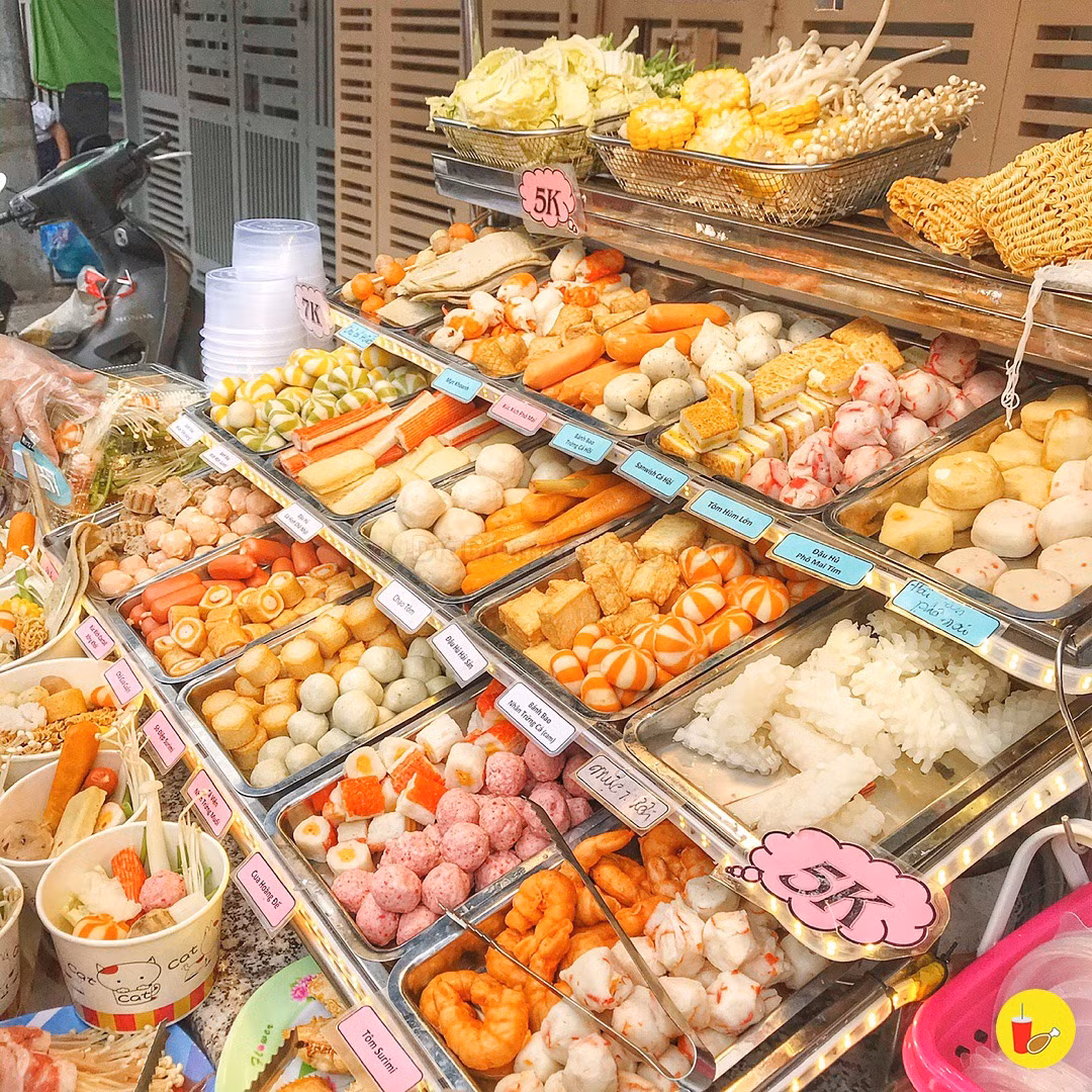 Trong đó, có tới 40 loại nhân như tôm, bò cuộn nấm kim châm, mực, nhiều loại cá viên khá lạ, cua bi, chả bò viên, sủi cảo, xíu mại..