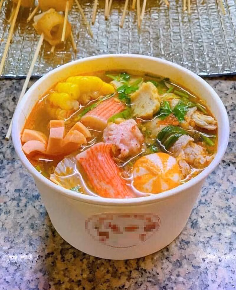 Cô Giang Linh (Hà Nội) bán lẩu cốc được 2 tuần nay, cho biết nhiều khách hàng mua lẩu cốc vì tò mỏ muốn biết có gì khác với lẩu thông thường không.