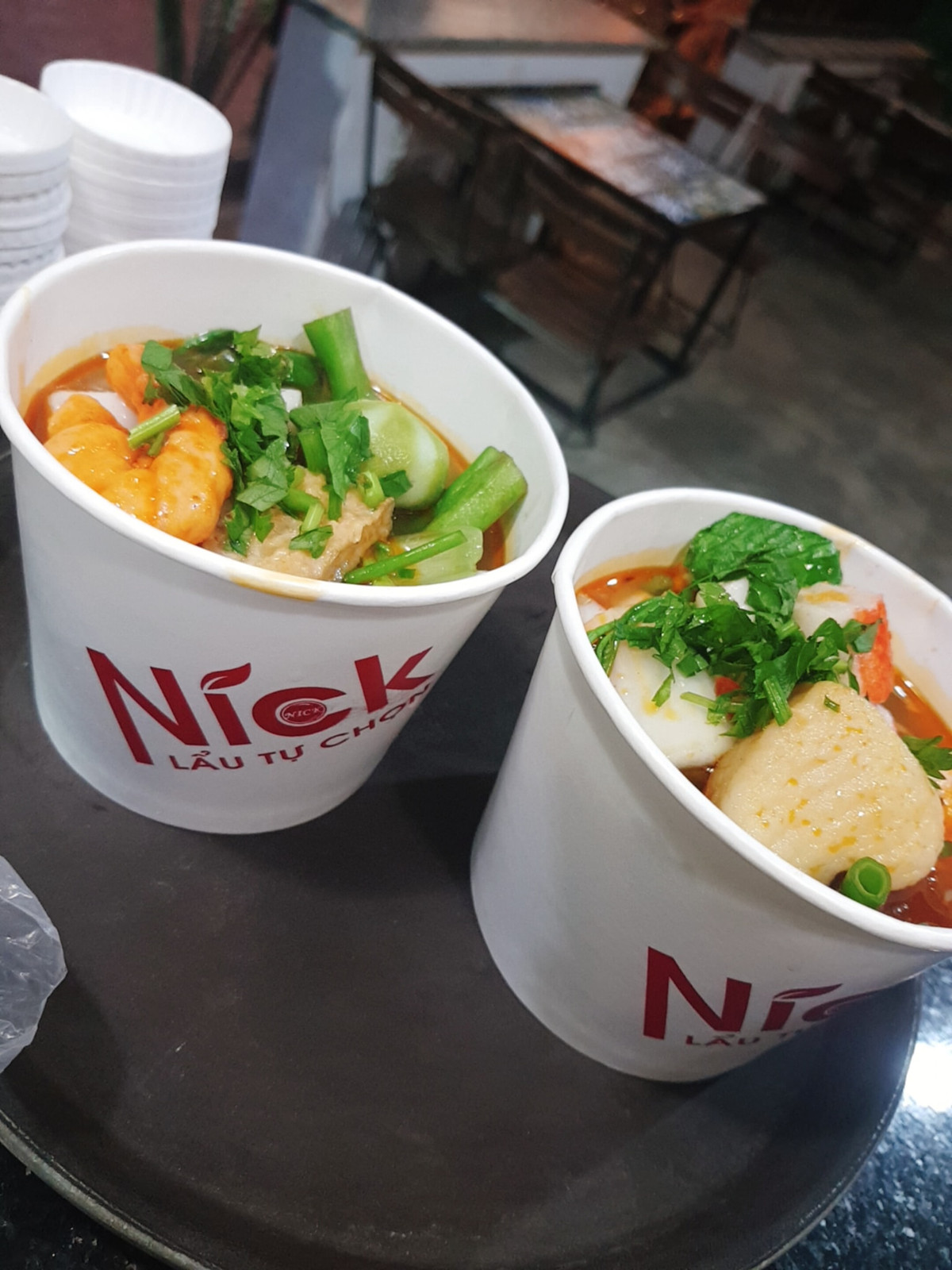 Theo người bán, lẩu cốc là món ăn đường phố quen thuộc ở Thái Lan và được bán phổ biến tại TP.HCM.