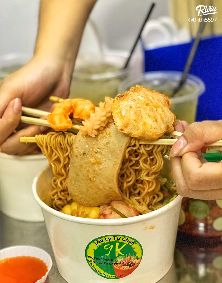 Khánh Hồng - sinh viên một trường đại học ở Hà Nội cho biết, lẩu cốc mới xuất hiện ở miền Bắc và khi thời tiết chớm lạnh thì "lên ngôi". Hồng và mấy cô bạn thường đi ăn lẩu cốc vào cuối tuần.