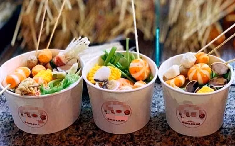 Theo Hồng, món lẩu cốc ăn rất tiện lại siêu nhanh lại có thể mua mang đi ăn hoặc mang về tùy thích. Nguồn ảnh: Facebook