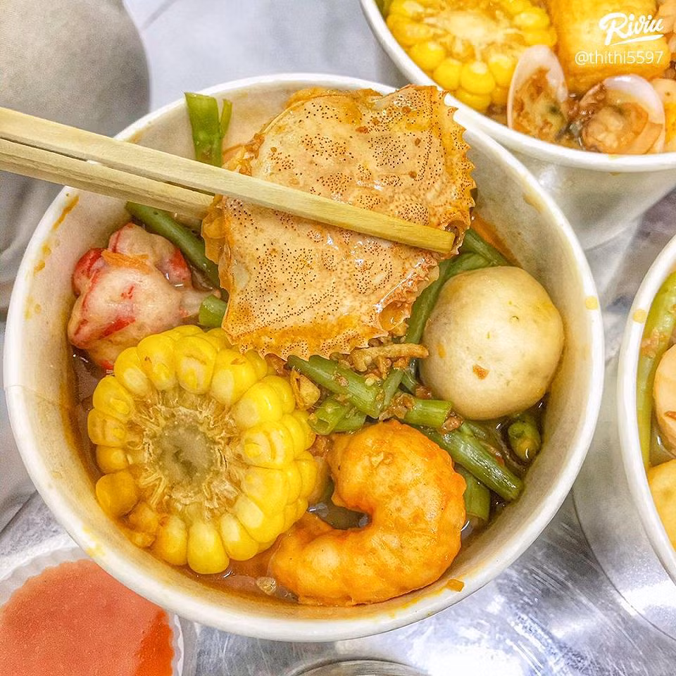 Trung bình, mỗi ngày cô Linh bán được vài trăm cốc lẩu các loại, có ngày lên tới 500 cốc.