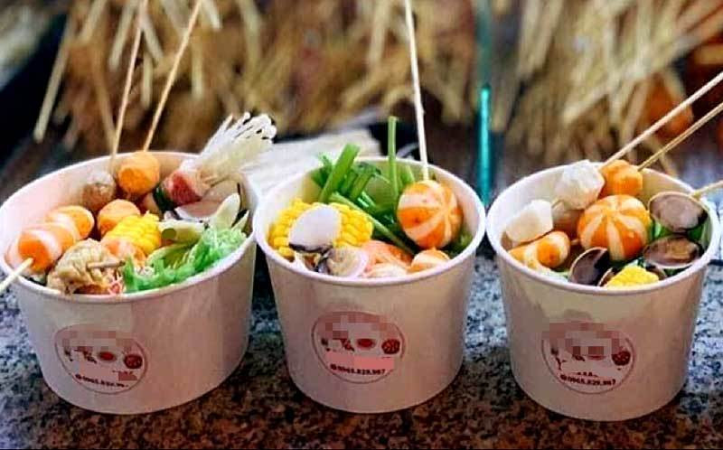 Theo Hồng, món lẩu cốc ăn rất tiện lại siêu nhanh lại có thể mua mang đi ăn hoặc mang về tùy thích. Nguồn ảnh: Facebook