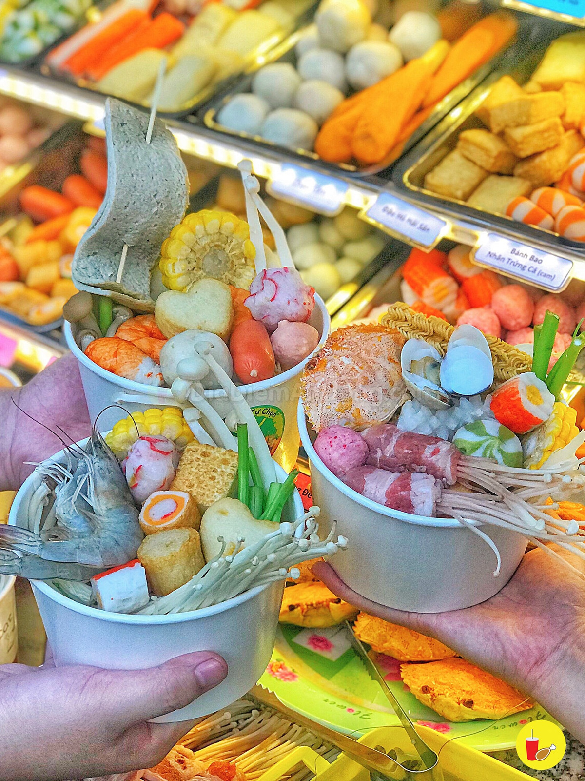 Do giá rất rẻ lại nhỏ gọn, tiện lợi nên lẩu ly tự chọn đặc biệt hút khách.