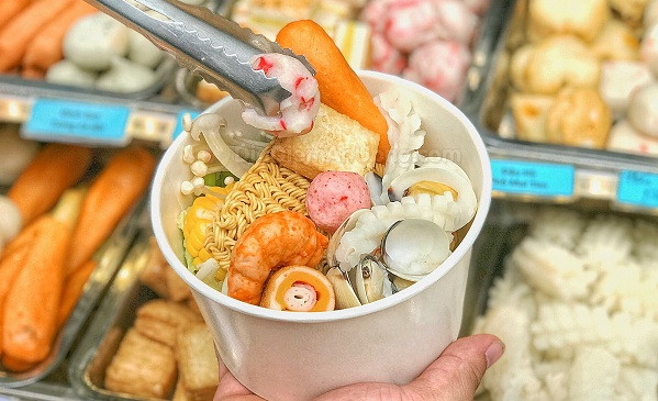 Mỗi cốc dao động khoảng 0,75-1lít, phần nhân lẩu theo cân hoặc theo set kèm với nước cốt lẩu.