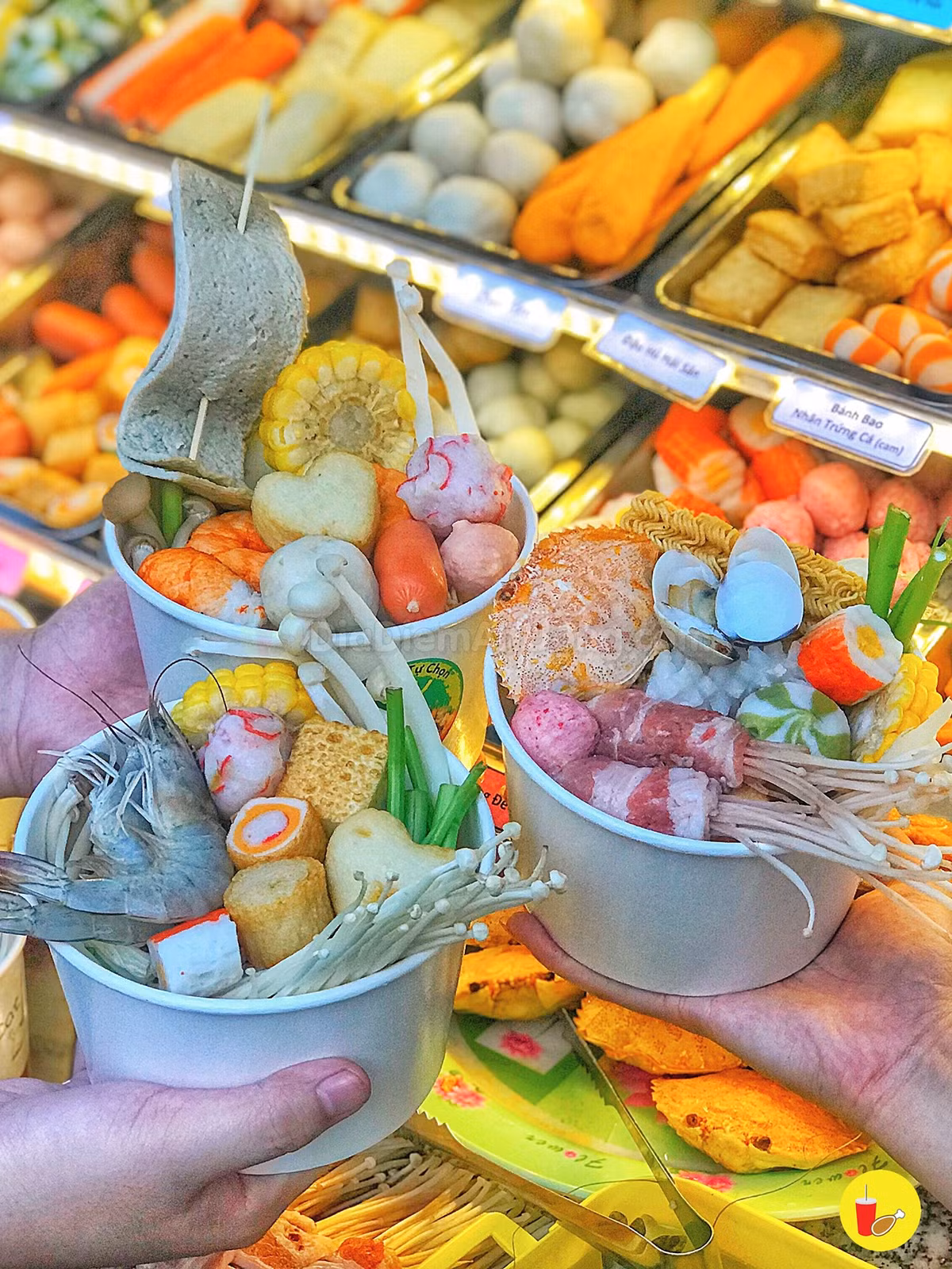 Do giá rất rẻ lại nhỏ gọn, tiện lợi nên lẩu ly tự chọn đặc biệt hút khách.