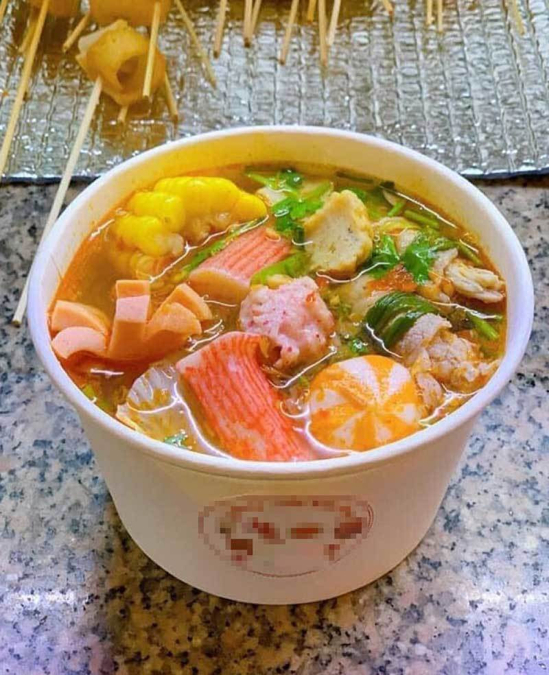 Cô Giang Linh (Hà Nội) bán lẩu cốc được 2 tuần nay, cho biết nhiều khách hàng mua lẩu cốc vì tò mỏ muốn biết có gì khác với lẩu thông thường không.