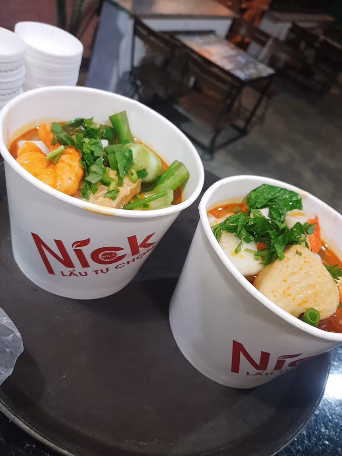 Theo người bán, lẩu cốc là món ăn đường phố quen thuộc ở Thái Lan và được bán phổ biến tại TP.HCM.