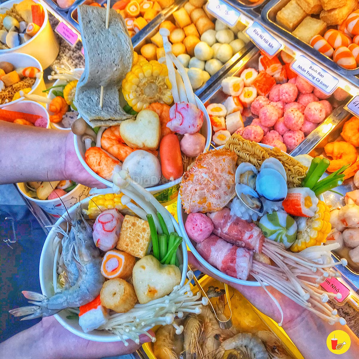 Những ngày gần đây, giới trẻ đang phát cuồng với trào lưu lẩu ly (hay lẩu cốc) đầy đủ các loại thực phẩm từ rau, thịt đến hải sản...