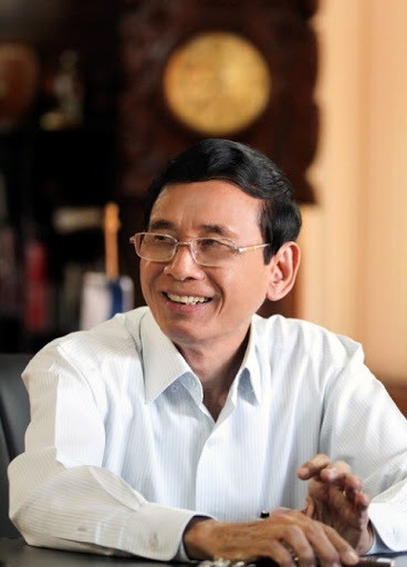 Sinh năm 1938, là người con thứ 5 trong một gia đình đông anh em ở Quảng Nam, đại gia Lê Ân từng có một tuổi thơ nghèo khó, túng thiếu đủ bề.