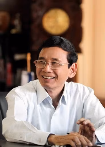 Sinh năm 1938, là người con thứ 5 trong một gia đình đông anh em ở Quảng Nam, đại gia Lê Ân từng có một tuổi thơ nghèo khó, túng thiếu đủ bề.