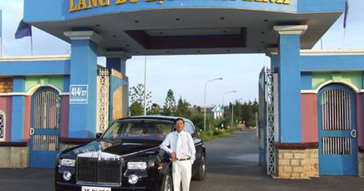 Sau này, ông gom hết vốn liếng, về Sài Gòn, thuê một căn nhà trên đường Trần Quý Cáp (nay là Võ Văn Tần) rồi mở một tiệm chuyên may đồ vest với tên gọi “Chiến's Tailor”.