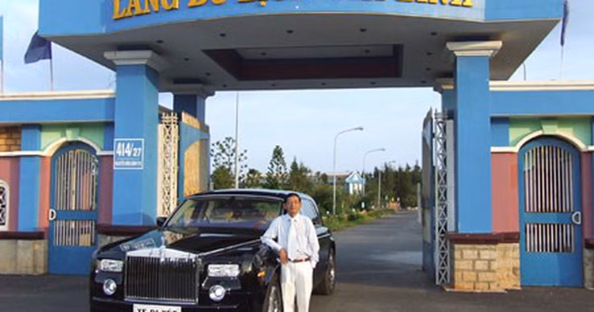 Sau này, ông gom hết vốn liếng, về Sài Gòn, thuê một căn nhà trên đường Trần Quý Cáp (nay là Võ Văn Tần) rồi mở một tiệm chuyên may đồ vest với tên gọi “Chiến's Tailor”.