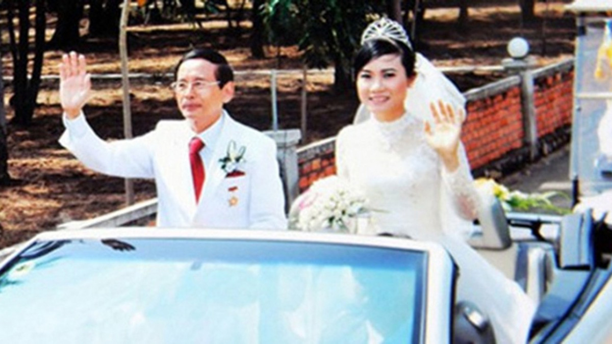 Năm 2012, dù đã 74 tuổi, đại gia Lê Ân khiến người dân Vũng Tàu tiếp tục xôn xao khi tổ chức đám cưới với người vợ thứ 6 tên Mai Thị Mai, kém ông 53 tuổi. Nguồn ảnh: Internet