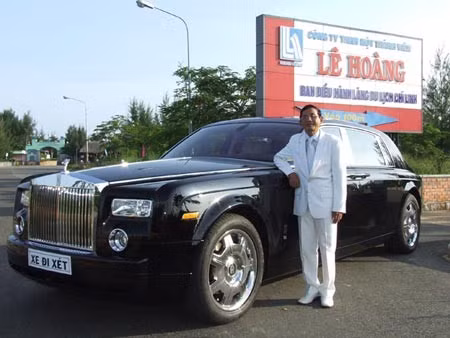 Muốn làm ăn lớn hơn, ông quyết định dồn toàn bộ vốn liếng thành lập ngân hàng tư nhân. Thế nhưng, khi ngân hàng của ông chưa kịp kinh doanh có lãi thì Sài Gòn giải phóng. Toàn bộ trái phiếu, công phiếu và chứng từ có giá trị tài sản lớn của chế độ cũ mà ông đang nắm trong tay lập tức biến thành... rác.