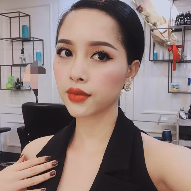 Ngoài cuộc sống sang chảnh đáng mơ ước, Trang Pilla còn có hội bạn bè thuộc thế hệ thừa kế tại Sài Gòn. Là tiểu thư “lá ngọc cành vàng”, cô cũng là một doanh nhân trẻ thành đạt khi sở hữu một thương hiệu riêng. Ảnh: FBNV.