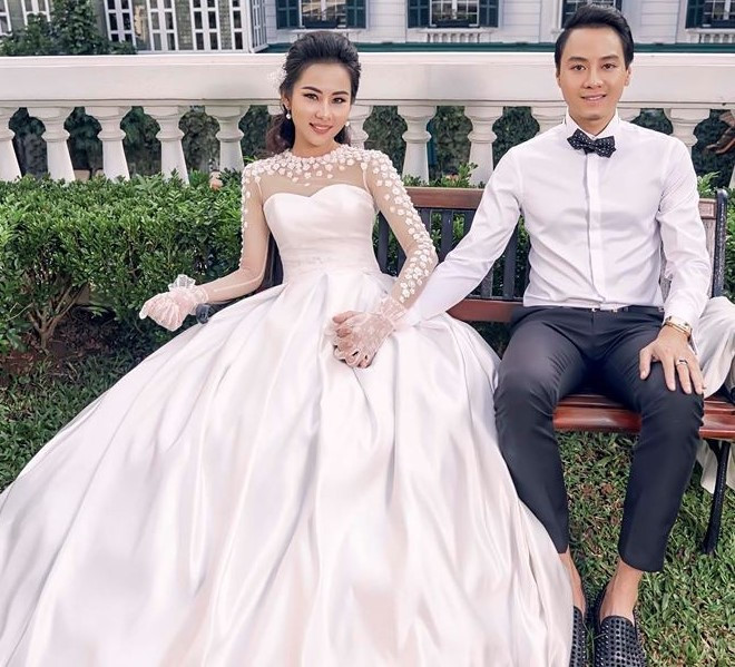 Tháng 2/2018, Phương Tiểu Bình (hot girl khá nổi tiếng tại Nha Trang) lên xe hoa với chàng thiếu gia Hà thành Thế Trung khiến nhiều người bất ngờ. Ảnh: Vietnamnet.