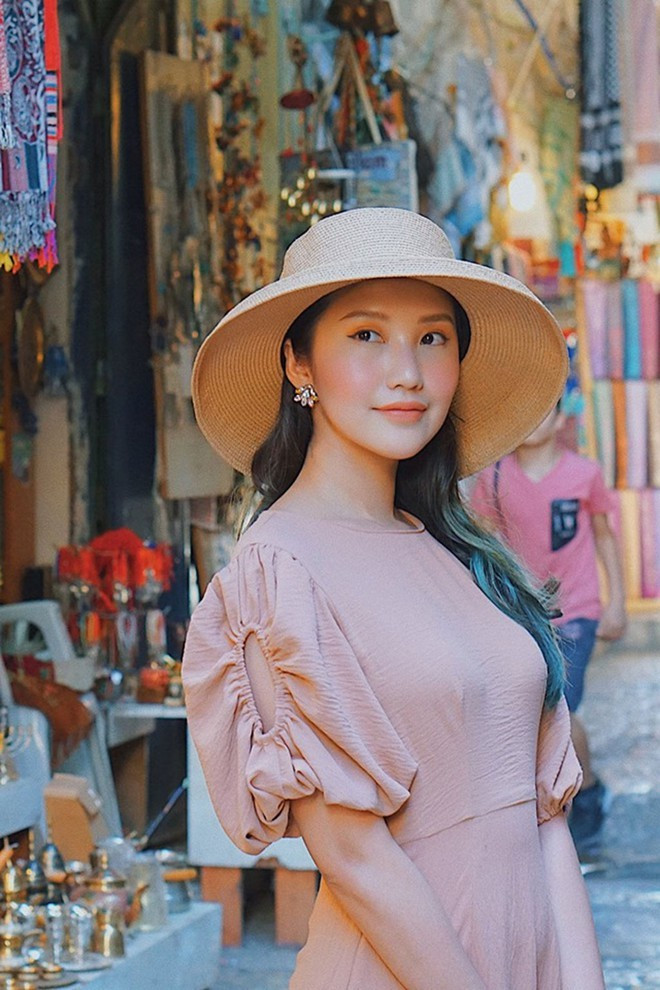 Primmy Trương tốt nghiệp ngành Thương Mại, Đại học Quốc tế RMIT Việt Nam. Hiện cô giữ vị trí quản lý tài chính tại trường do mẹ làm hiệu trưởng. Ngoài ra, bà xã Phan Thành còn là beauty blogger nổi tiếng, có khả năng chơi piano cừ khôi. Ảnh: Vietnamnet.