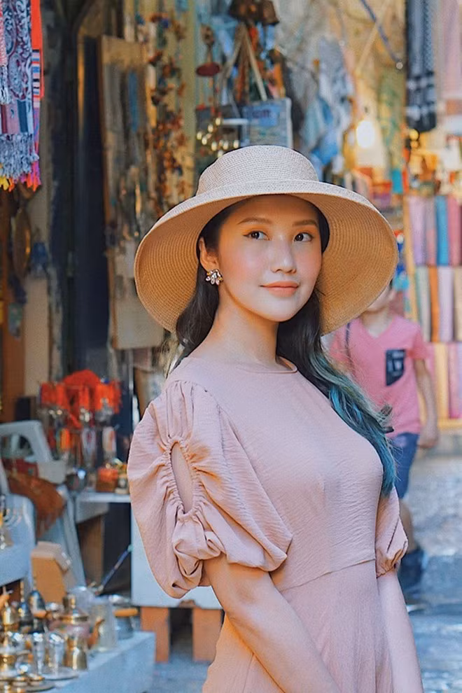 Primmy Trương tốt nghiệp ngành Thương Mại, Đại học Quốc tế RMIT Việt Nam. Hiện cô giữ vị trí quản lý tài chính tại trường do mẹ làm hiệu trưởng. Ngoài ra, bà xã Phan Thành còn là beauty blogger nổi tiếng, có khả năng chơi piano cừ khôi. Ảnh: Vietnamnet.