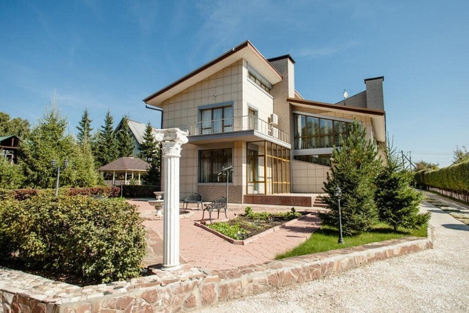 Tọa lạc tại làng Novaya Razvodnaya, gần Irkutsk (Nga), ngôi nhà được xây trên khu đất rộng 620m2.