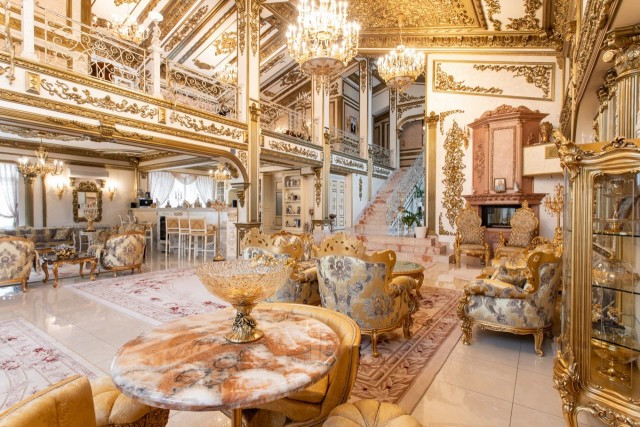 Bên trong nhà được trang trí tông trắng vàng theo phong cách rocona và baroque, mạ vàng, đèn chùm lộng lẫy.