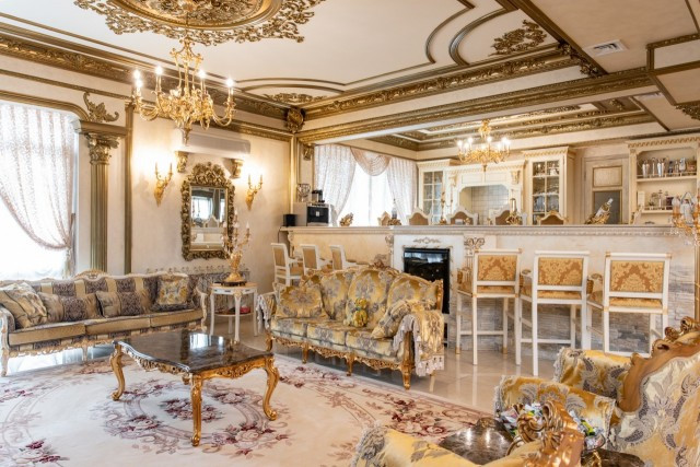 Xây dựng từ năm 2000, ngôi nhà có 5 phòng ngủ, một phòng khách lớn, văn phòng, phòng chờ, phòng thay đồ..