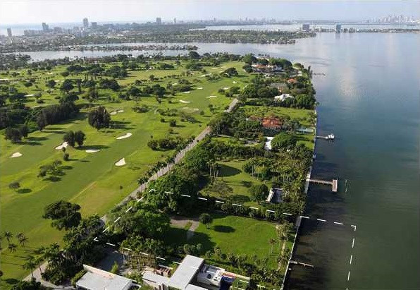 Cũng bởi thế mà, ngôi làng giàu có này được nhiều tầng lớp bảo vệ đặc biệt, có lực lực cảnh sát tư nhân riêng, máy bay phản lực tuần tra 24/7.