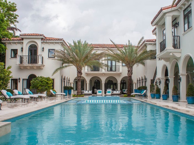 Các biệt thự ở Indian Creek hiếm khi nào được rao bán. Tuy nhiên, năm ngoái có một căn biệt thự 8 phòng ngủ mang phong cách Địa Trung Hải xuất hiện trên thị trường địa ốc Mỹ với giá 24 triệu USD.