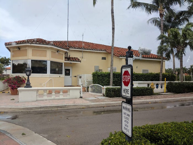 Muốn bước vào ngôi làng tỷ phú này, khách phải thông qua cơ quan cảnh sát địa phương. Cơ quan ngày bao gồm 13 nhân viên, được các chủ nhân của hòn đảo thuê để bảo vệ và tuần tra cho ngôi làng.