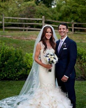 Tiến sĩ Howard Kerin, con rể của ông Joe Biden, hiện là bác sĩ phẫu thuật thẩm mỹ tại Bệnh viện Đại học Thomas Jefferson. Theo New York Post, mức lương cụ thể của Kerin không được tiết lộ song không dưới 100.000 USD/năm. Ảnh: NYT